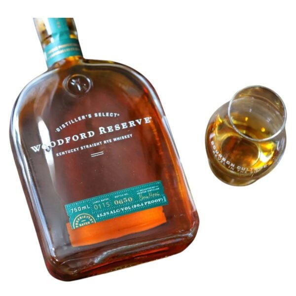 Woodford Reserve Rye มีคุณสมบัติอะไรที่ทำให้เป็นที่นิยมในกลุ่มนักดื่มวิสกี้?