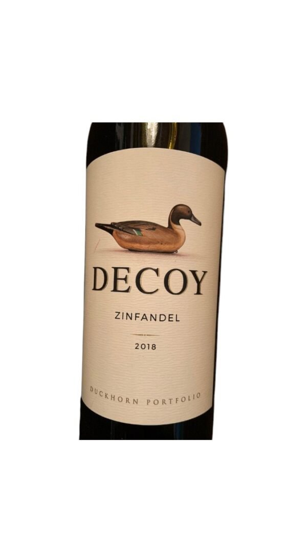 จุดเด่นที่ทำให้ Decoy California Zinfandel 2021 แตกต่างจากไวน์ซินแฟนเดลอื่นๆ คืออะไร?