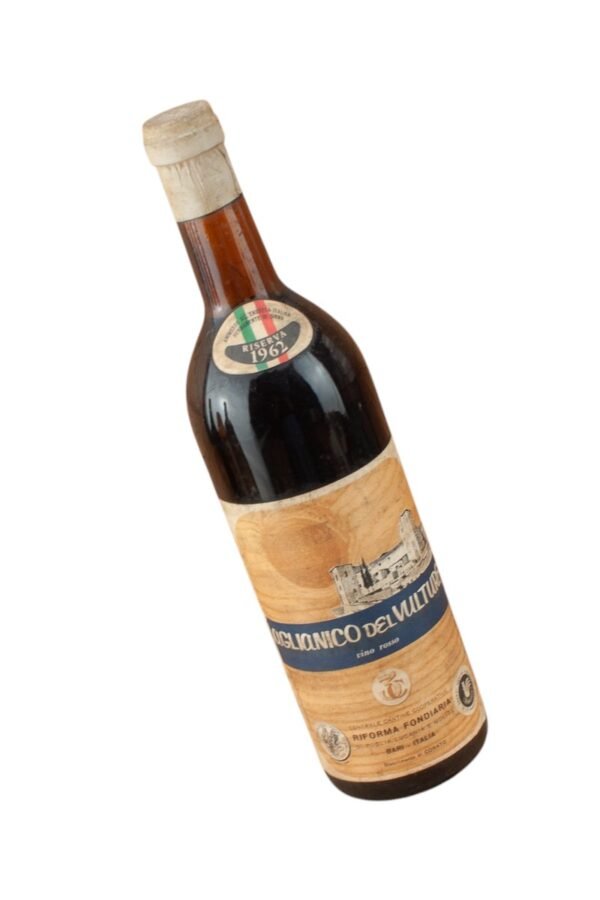 การบ่มไวน์ 1962 Aglianico del Vulture Riserva ใช้เวลานานเท่าไรและมีการบ่มในภาชนะไหน?